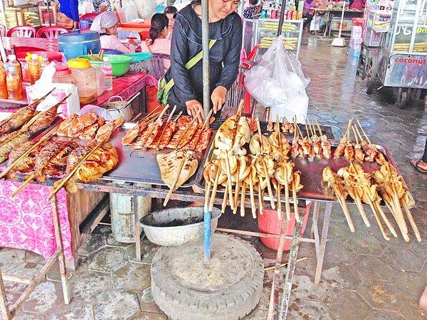 7. Kep ilindeyken -Kamboçya'nın en küçük ili- Budnick bir yengeç pazarında.