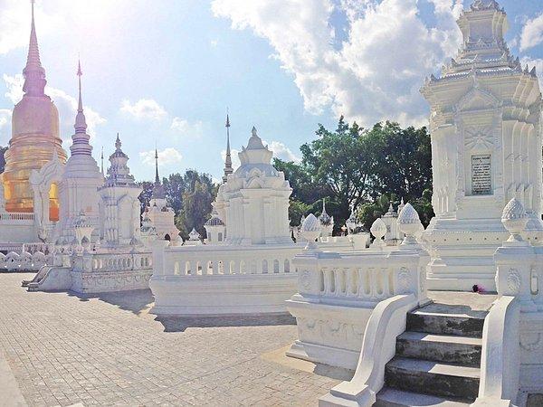 16. Budnick ardından Kuzey Tayland'a geçti ve Chiang Mai kentindeki Budist Tapınağını ziyaret etti.