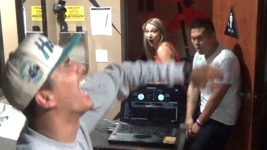 İnsanlara Tuvalette DJ'li Eşek ŞaKası!