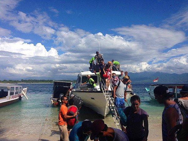 24. Endonezya adalarını gezdiği tekne.
