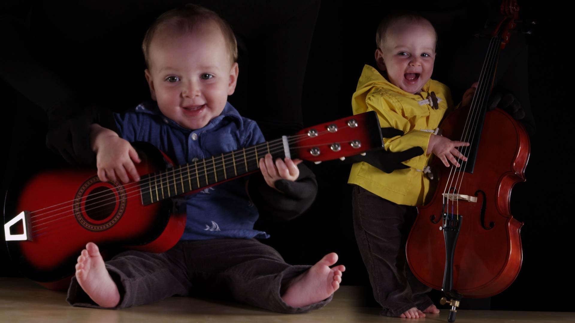 Песня маленькие дети видео. Музыкальные инструменты для детей. Маленький музыкант. Гитара для детей. Маленькие дети музыканты.