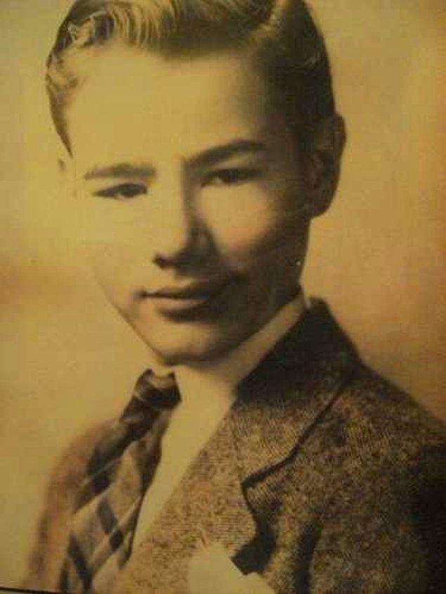 5. ABD'li ressam ve film yapımcısı Andy Warhol 8 yaşında. (1936)
