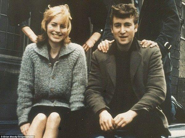 7. 17 yaşındaki John Lennon, o zamanlar sevgilisi olan ilk eşi Cynthia ile birlikte. (1957)
