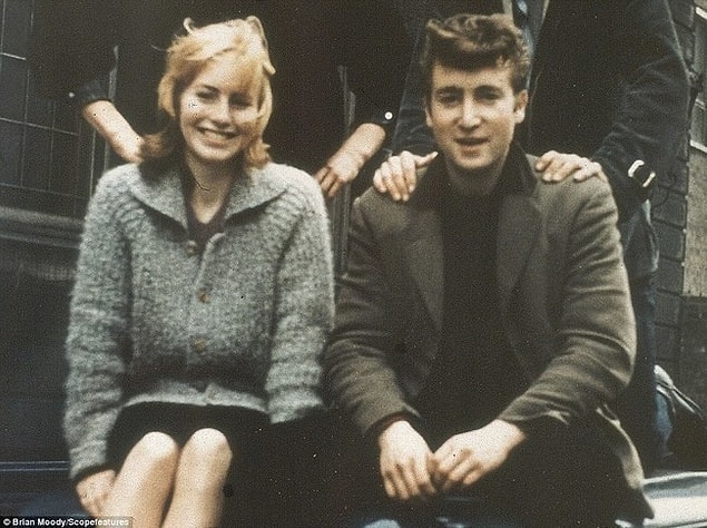 7. 17 yaşındaki John Lennon, o zamanlar sevgilisi olan ilk eşi Cynthia ile birlikte. (1957)
