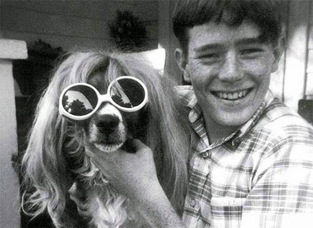 9. Breaking Bad dizisinden tanıdığımız Bryan Cranston'ın 14 yaşında köpeğiyle takılırken. (1970)