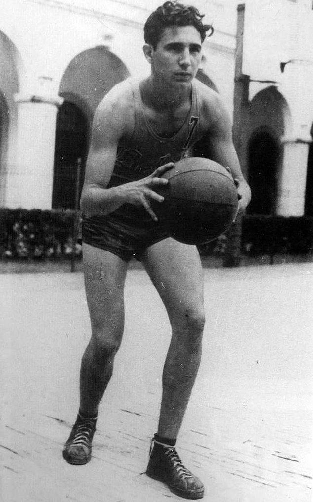 10. 17 yaşındaki Fidel Castro'nun lisesindeki basketbol takımında oynarken. (1943)