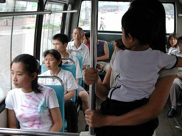 3. Toplu taşıma araçlarında yaşlılara, hamile ve çocuklu kadınlara hatta engelli insanlara yer vermek.
