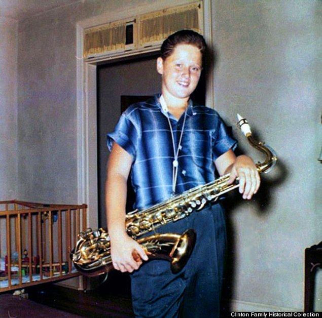 13. 12 yaşındaki Bill Clinton'ın saksafon çalışmalarından bir kare (1958)