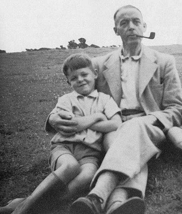 24. Paul McCartney 8 yaşında babasıyla birlikte (1950)