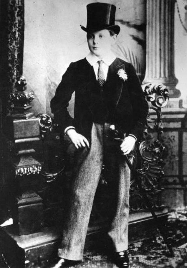 27. Okul üniformasıyla 14 yaşındaki Winston Churchill (1888)