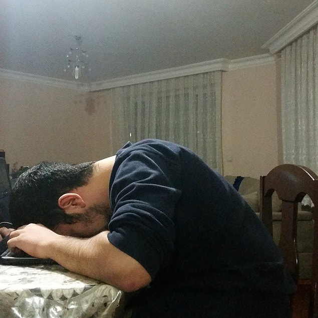 8. "Uyuyakalmışım ya" cevabını en az elli kere kullanmış olmak.