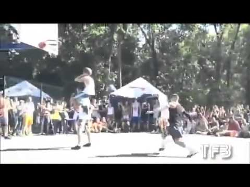 İki Kişinin Üzerinden Smaç Basmak