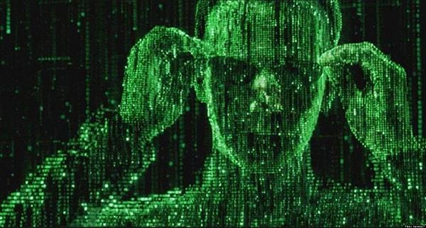 4. Neo, Morpheus'tan ilk olarak, Matrix'te algıladığı kişiliğinin yalnıca zihninin yarattığı bir dijital gerçeklik olduğunu öğrenir. Öyle ki, gerçek sandığı duyusal dünya, beyni tarafından anlamlandırılan elektrik sinyallerinden başka bir şey değildir.