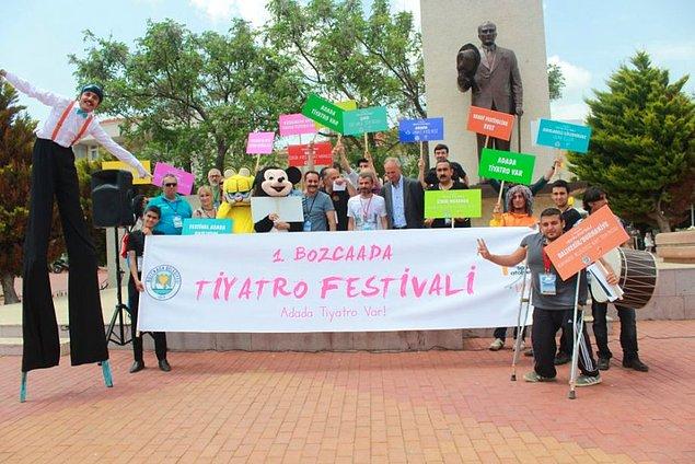 Cumhuriyet Meydanı'ndaki açılış konuşmasının ardından Festivalin ilk oyunu Sultan Palamut, Menemen Belediye Tiyatrosu tarafından sokakta sergilendi.