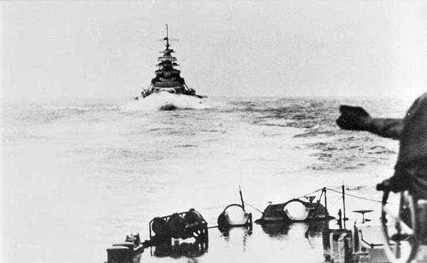13. Donanma tarihine geçen bir dayanıklılık örneği gösteren efsane savaş gemisi Bismarck batıyor