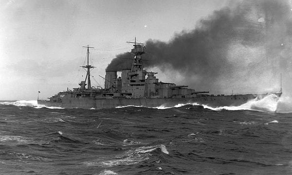 8. Bismarck, İngiliz Kraliyet Donanmasının gururu HMS Hood'u sulara gömüyor