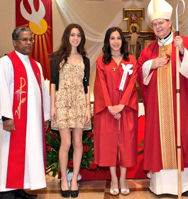9. Dini vecibelerini yerine getirmek için kiliseye giden kız ve ona dizinde eşlik eden Kanye West