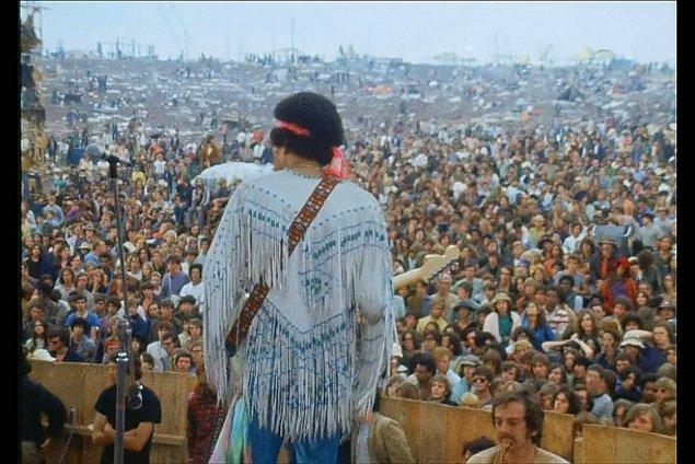 41. Jimi Hendrix “Hey Joe” ile Woodstock'ın kapanışını yaptı. Aslında önceki gece son grup olarak sahne alacaktı, fakat diğer gruplar konserlerini uzatınca Jimi ertesi sabah festival sonrasında sahne aldı (1969)