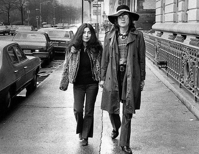 44. John Lennon, Yoko Ono'nun kayıp kızını bulmak için İngiltere'den New York'a gitti. Bu İngiltere'yi son görüşü oldu. (2002)