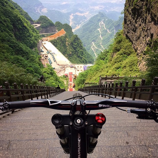 Çin'deki Cennet Kapısı Merdivenlerinden Bisikletle İnen Adam