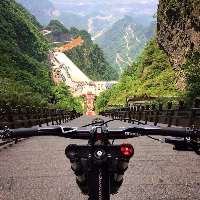 Çin'deki Cennet Kapısı Merdivenlerinden Bisikletle İnen Adam