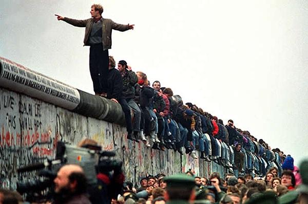 15. Berlin Duvarı hangi yıl yıkılmıştır?