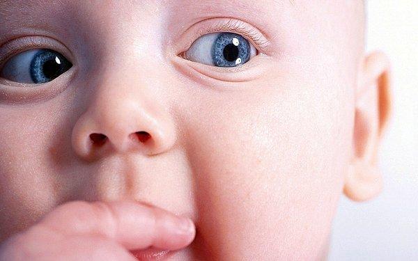 33. Bütün bebekler mavi gözlü doğar.