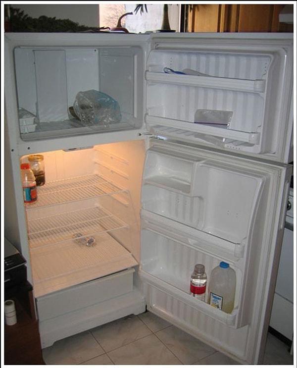 10. Tam takır bir buzdolabı