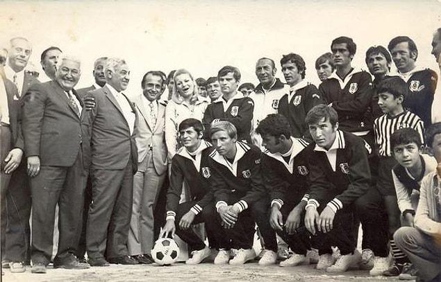 20. Temmuz 1971 Şeref Stadı | Gündüz Kılıç yönetimindeki Beşiktaş'ın sezon açılışı. Konuklar arasında Ajda Pekkan'da var.