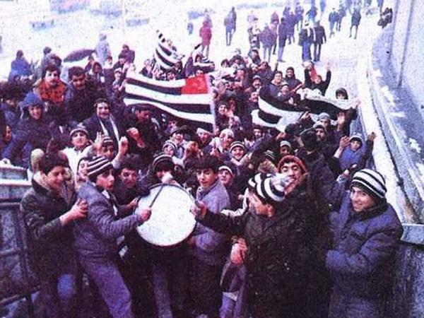 21. 1985 İnönü Stadı | Soğuk havaya rağmen takımlarını yalnız bırakmayan Beşiktaşlılar.