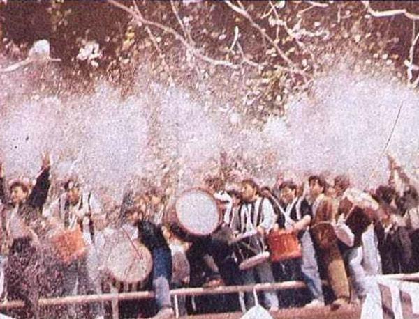 26. 1991 Ali Sami Yen Stadı | Beşiktaş sahaya çıkarken Kapalı tribünden atılan konfetiler.