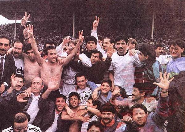 30. Mayıs 1991 Fenerbahçe Stadı | Beşiktaşlı futbolcular ve taraftarlar.