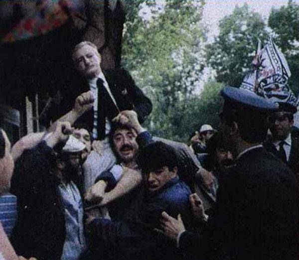 36. 1990 | Beşiktaşlılar, FB maçı sonrası Süleyman Seba'yı stadyumdan kulüp binasına kadar omuzlarında taşıdı.