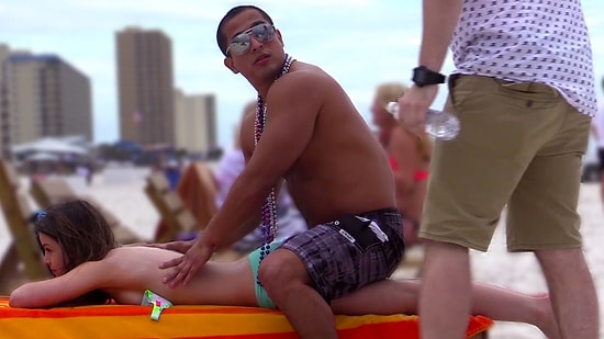 Reşit Olmayan Kızın Sırtına Güneş Yağı Sürerken Babası Gelirse -2 | Şaka İçerir