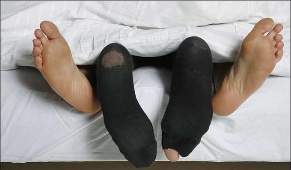 1. Çoraplı seks orgazm olma ihtimalini arttırıyor.