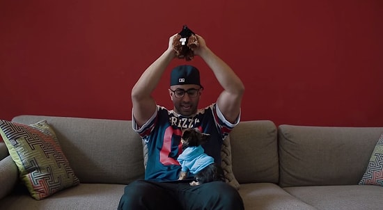 Oyuncak Köpek ile Dünyalar Tatlısı Köpeği Kıskandırmaya Çalışan Adam