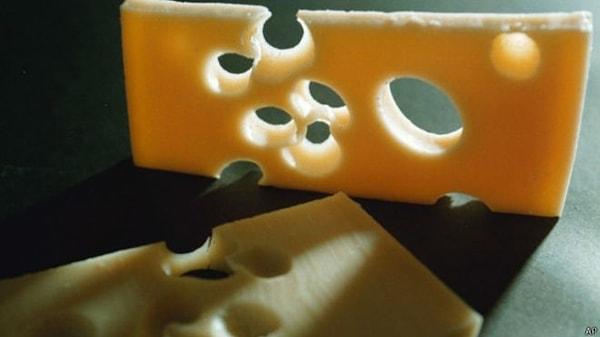 Bilim insanları sonunda İsviçre peynirindeki deliklerin sırrını çözdüklerini söylüyor. Anlaşılan o ki, delikler peynir yapmakta kullanılan sütlerin kovasının 'temiz olmamasından' kaynaklanıyor.