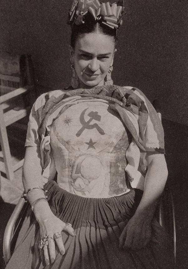 Çekiç, orak ve doğmamış bebeğiyle süslediği alçı korsesini giyen Frida, 1951