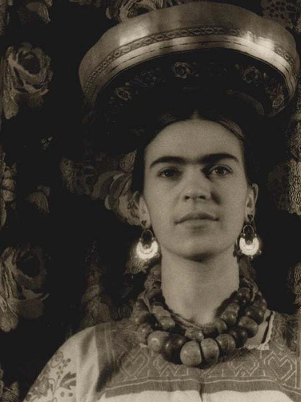 Başında Michoacan su kabağıyla Frida, 1933