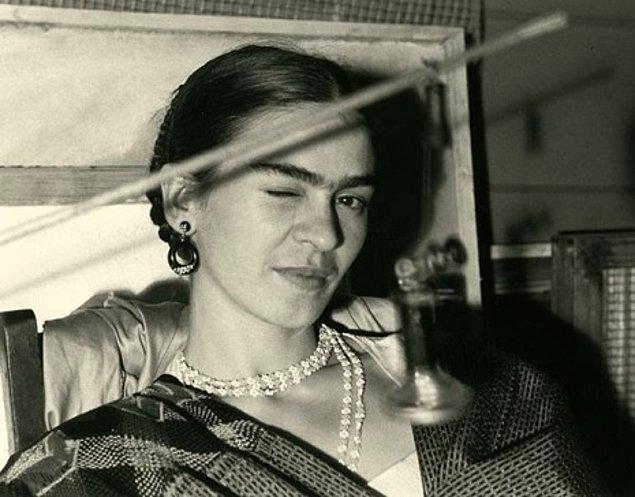 Frida bizlere göz kırpıyor, 1933