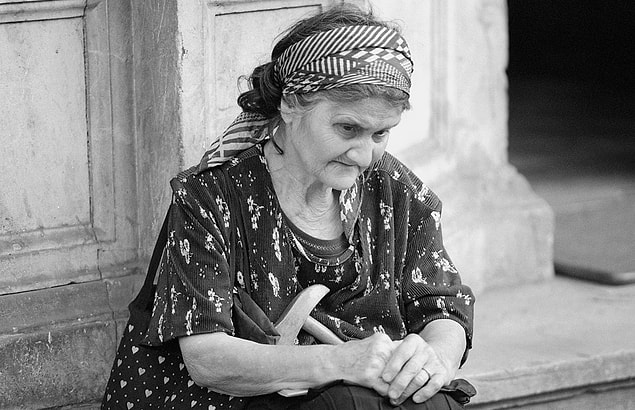 3. Yaşlı bir kadının karşıdan karşıya geçmeye çalıştığını gördün, ne yaparsın?