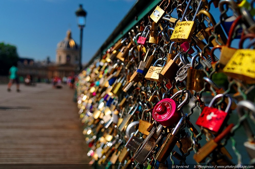 Aşkın Ağırlığı Köprüyü Çökertti: Pont Des Arts'ta Kilitler Kırılıyor!