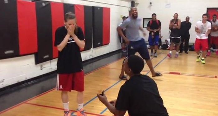 Kız Arkadaşı ile Basket Maçı Yaparken Sakatlanma Numarası Yapıp Evlilik Teklifi Eden Adam