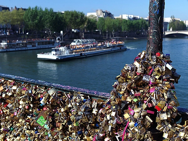 Aşkın Ağırlığı Köprüyü Çökertti: Pont Des Arts'ta Kilitler Kırılıyor! -onedio.com