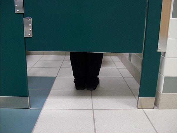 4. Tuvaletlerde kapı altındaki boşlukların neden üç kişinin geçebileceği kadar büyük olduğunu anlamaya çalışacaksınız.