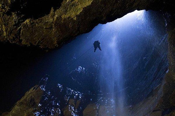 2. İngiltere'nin en büyük mağarasını ziyaret ettikten sonra vinç ile yukarı çekilen bir insan.