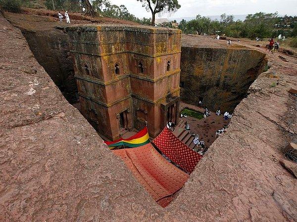6. Etiyopya'da dini törenler için kullanılan yer altındaki bir yapı.
