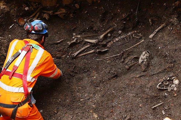 16. Liverpool'da bir hastanenin yanındaki mezarlardan iskeletleri çıkaran arkeolog.