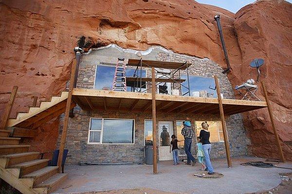 18. Utah'da bulunan ve içinde yaklaşık 100 kişinin yaşadığı bir yardım kuruluşunun kocaman bir kaya içine yapılmış binası.
