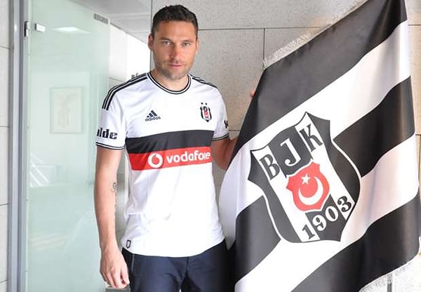 Öncelikle söz konusu Beşiktaşlı futbolcu eşini tanıyalım: